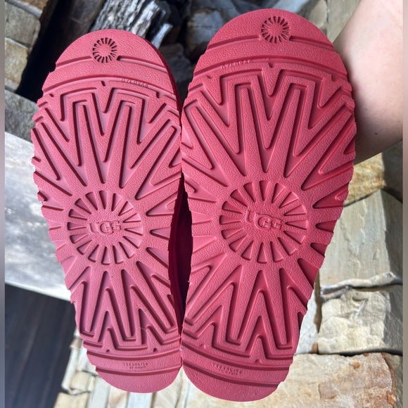 UGG Australia Neumel Samba Red Suede Boots Vibrant Minimalist Design NWOBSz-7. R - Picture 12 of 12